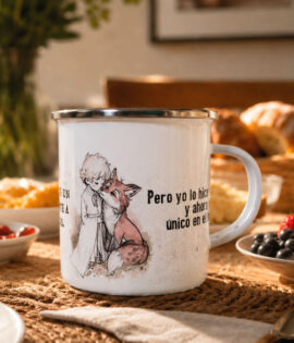 Pocillo de peltre con diseño de El Principito y el zorro sobre mesa de desayuno